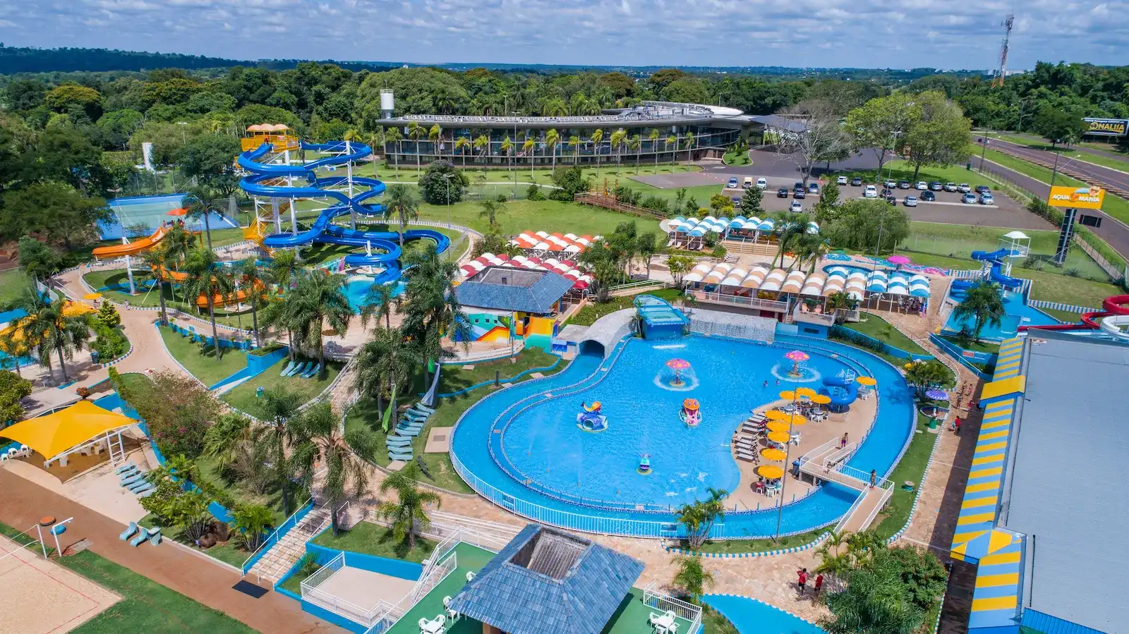 Piscinas y toboganes en Aquamania Foz do Iguaçu