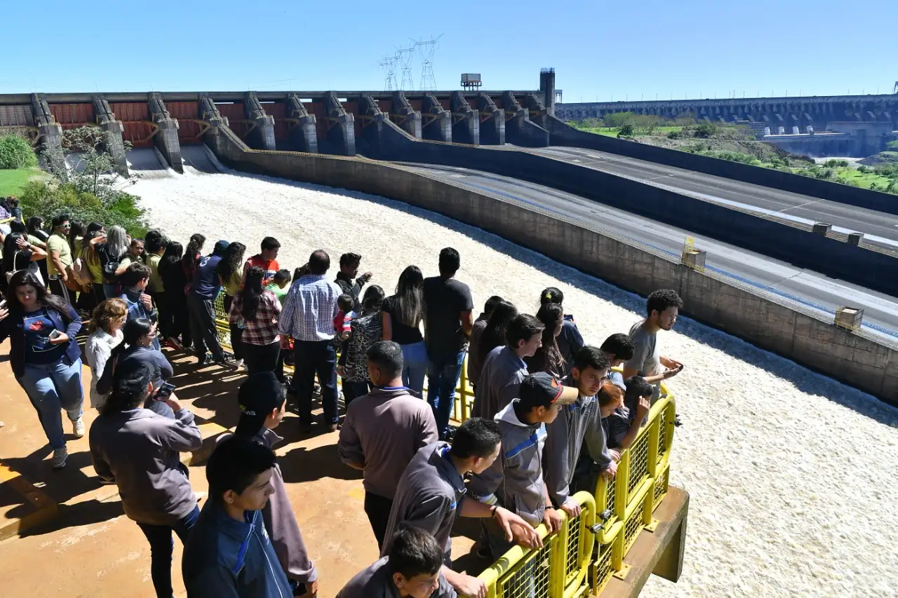 Portões da Barragem de Itaipu no Brasil