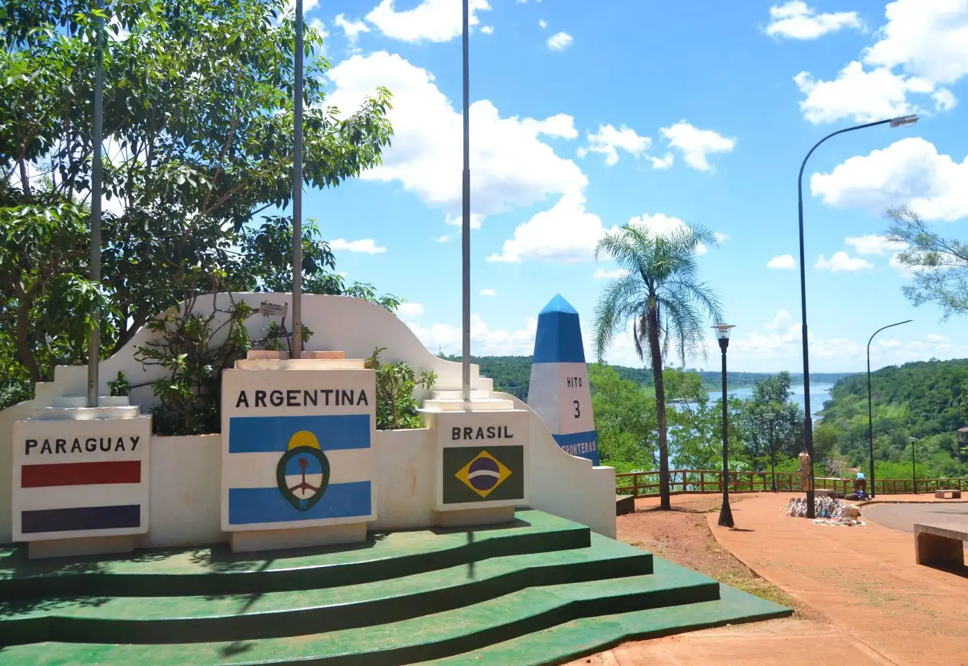 Vista panorâmica do Marco das Três Fronteiras Argentina