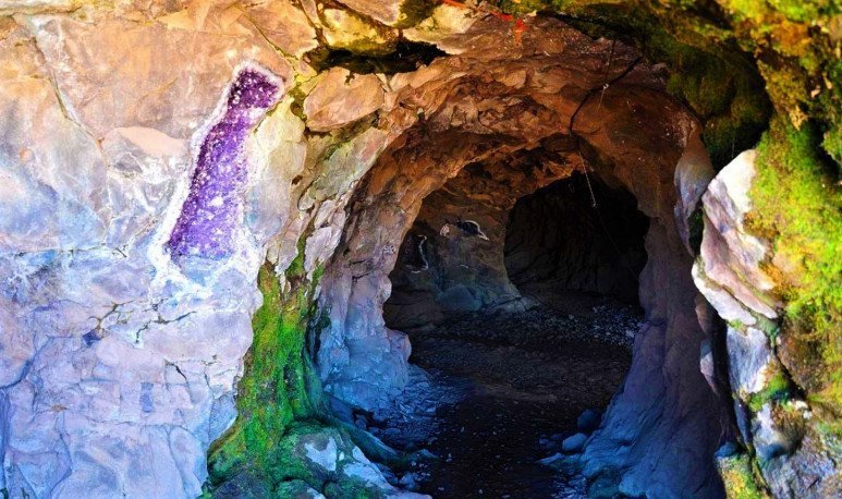 Interior de las Minas de Wanda con piedras semipreciosas