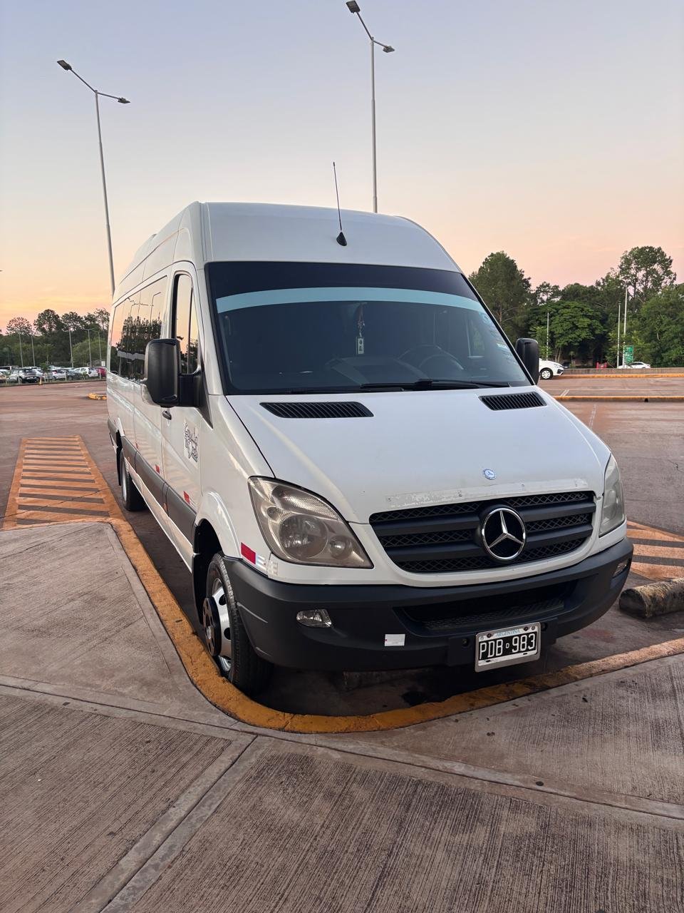 Minibús para transporte de grupos en aeropuerto de Puerto Iguazú