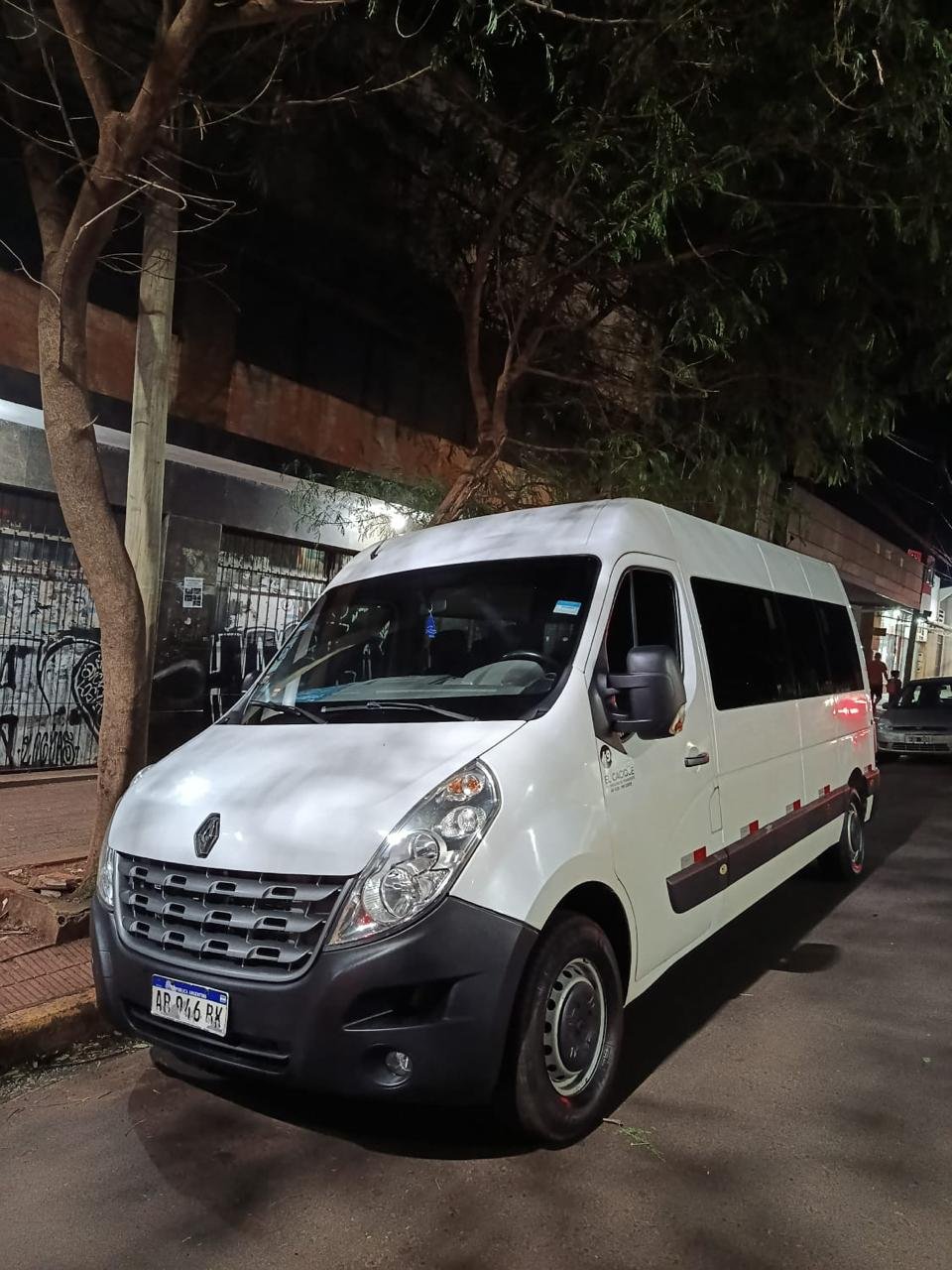 Van tipo Renault Trafic o similar para transporte turístico de grupos